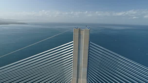 Vlucht de Charilaos Trikoupis brug Rio-Antirio — Stockvideo