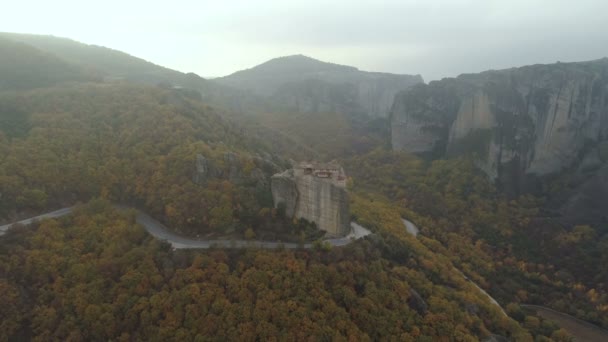 Vista aérea da paisagem rochosa de Meteora e mosteiros na Grécia . — Vídeo de Stock