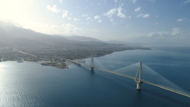 Vlucht de Charilaos Trikoupis brug Rio-Antirio — Stockvideo