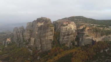 Meteora kayalık manzara ve Yunanistan'da manastır havadan görünümü.