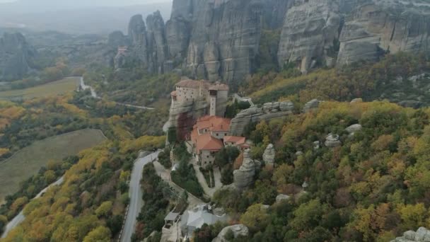Widok z lotu ptaka skalisty krajobraz meteorów i klasztory w Grecji. — Wideo stockowe