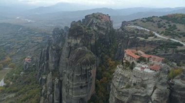Meteora kayalık manzara ve Yunanistan'da manastır havadan görünümü.