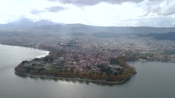 Veduta aerea del lago e della città Ioannina Grecia — Video Stock