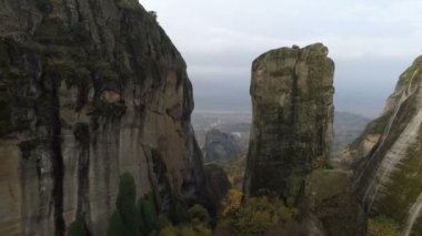 Kaya oluşumları Meteora manastırları yakınındaki havadan görünümü.