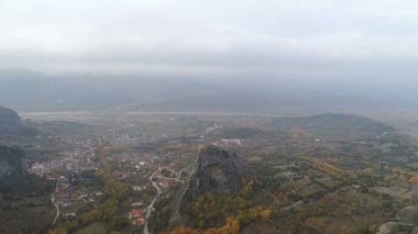 Kaya oluşumları Meteora manastırları yakınındaki havadan görünümü.