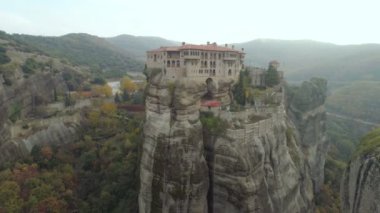 Meteora kayalık manzara ve Yunanistan'da manastır havadan görünümü.