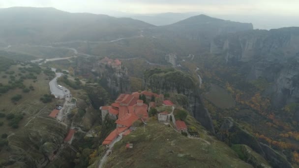 Вид с воздуха на скалистые ландшафты и монастыри Метеоры в Греции . — стоковое видео