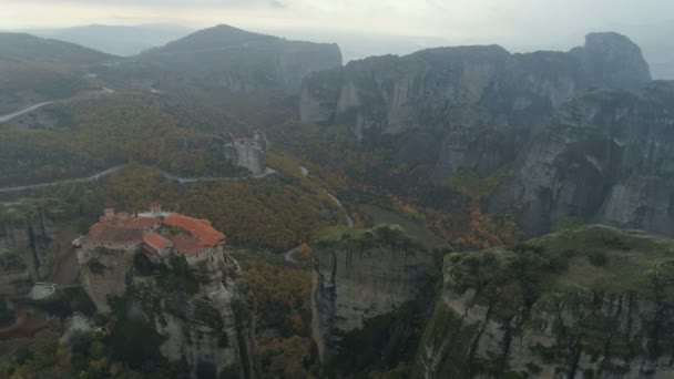 Luftaufnahme der Meteora-Felslandschaft und Klöster in Griechenland. — Stockvideo