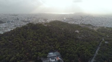 Mouseion Hill ve Atina modern bölüm havadan görünümü