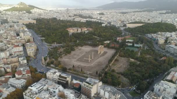 Vista aérea del Templo de Zeus en Olympia en Atenas y parte moderna de la ciudad — Vídeo de stock