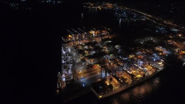 Афины, Греция - 15 ноября 2017 года: ночной воздушный вид грузового порта Перама — стоковое видео