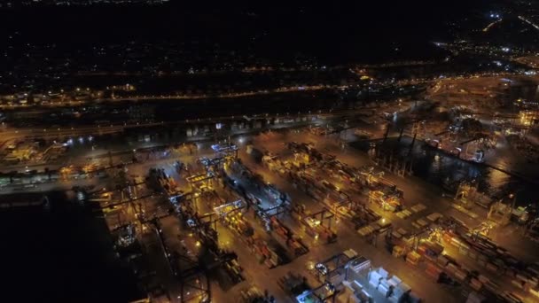 Atenas, Grecia - 15 de noviembre de 2017: vista aérea nocturna del puerto de carga de Perama — Vídeos de Stock