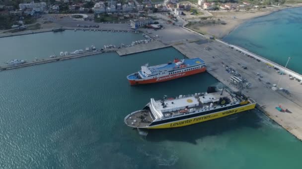 Κυλλήνη, Ελλάδα - 16 Νοεμβρίου 2017: Αεροφωτογραφία άφιξης του πλοίου στο λιμάνι — Αρχείο Βίντεο