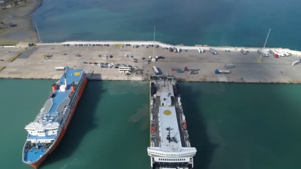 Kyllini, Grécia - 16 de novembro de 2017: vista aérea da chegada do ferry para o porto — Vídeo de Stock