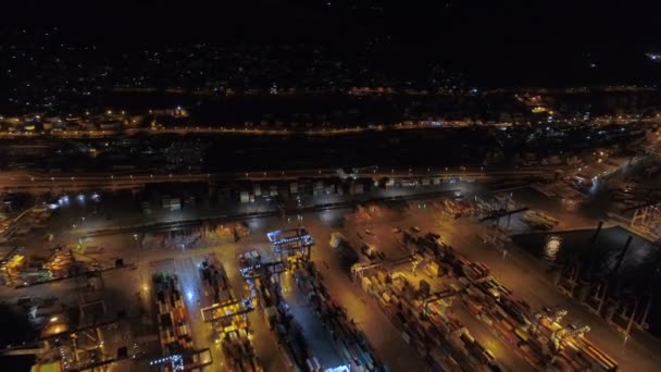 Athènes, Grèce - 15 novembre 2017 : vue aérienne de nuit du port de fret de Perama — Video