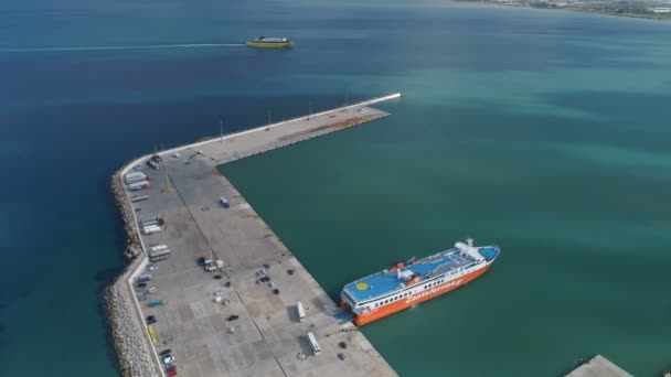 Kyllini, Grekland - 16 November 2017: Flygfoto ankomsten av färjan till hamnen — Stockvideo