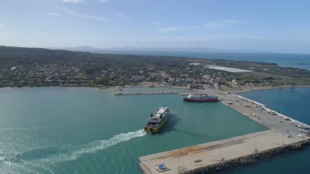 Kyllini, Grécia - 16 de novembro de 2017: vista aérea da chegada do ferry para o porto — Vídeo de Stock