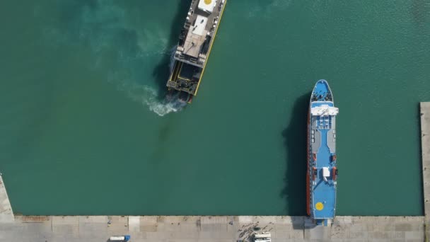 Kyllini, Grecia - 16 de noviembre de 2017: vista aérea llegada del ferry al puerto — Vídeos de Stock