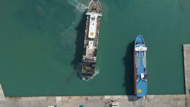 Kyllini, Grecia - 16 de noviembre de 2017: vista aérea llegada del ferry al puerto — Vídeos de Stock