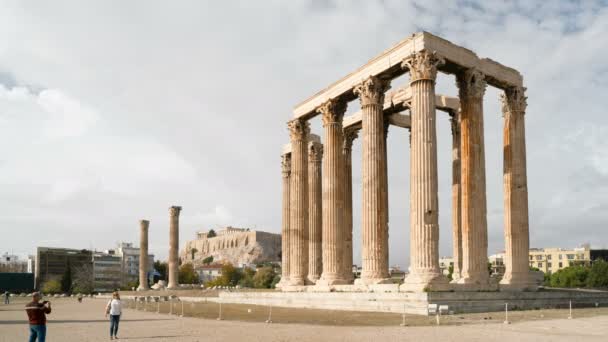 Atenas, Grécia - 15 de novembro de 2017: Pilares do templo de Zeus Olímpico no Olimpo de Atenas Grécia — Vídeo de Stock