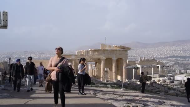 Atenas, Grecia - 15 de noviembre de 2017: turistas en el fondo de la puerta de Propylaea en la Acrópolis ateniense en Atenas — Vídeo de stock