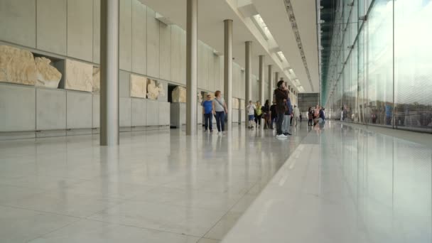 アテネ, ギリシャ - 2017 年 11 月 15 日: アテネの新アクロポリス博物館の内部配置図です。スイス フランス語建築家ベルナール ・ チュミによって設計されました。. — ストック動画