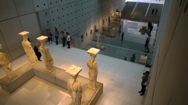 Atenas, Grecia - 15 de noviembre de 2017: Vista interior del nuevo Museo de la Acrópolis en Atenas. Diseñado por el arquitecto suizo-francés Bernard Tschumi . — Vídeos de Stock