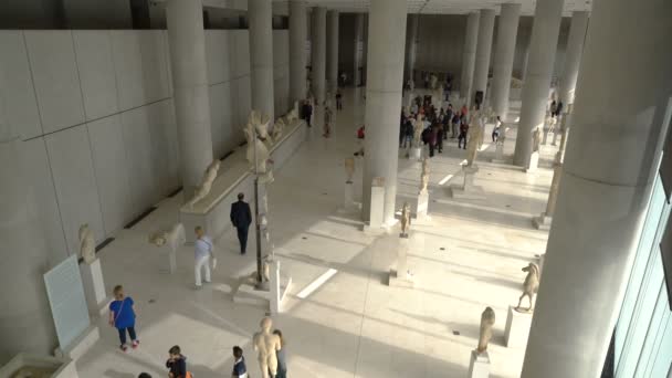 Афины, Греция - 15 ноября 2017 года: Interior View of the New Acropolis Museum in Athens. Проект разработан швейцарско-французским архитектором Бернаром Чуми . — стоковое видео