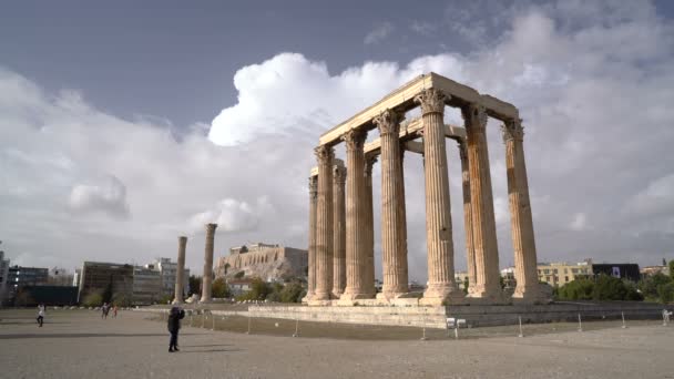 Ateny, Grecja - 15 listopada 2017: Filary świątyni Zeusa olimpijczyk w Olympeion w Atenach — Wideo stockowe