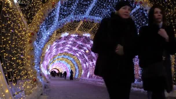 Tverskoy Boulevard, Moscou, Rússia 27 de janeiro de 2018 - Pessoas caminhando pelo túnel de luz de feriados de Ano Novo e Natal no centro da cidade — Vídeo de Stock