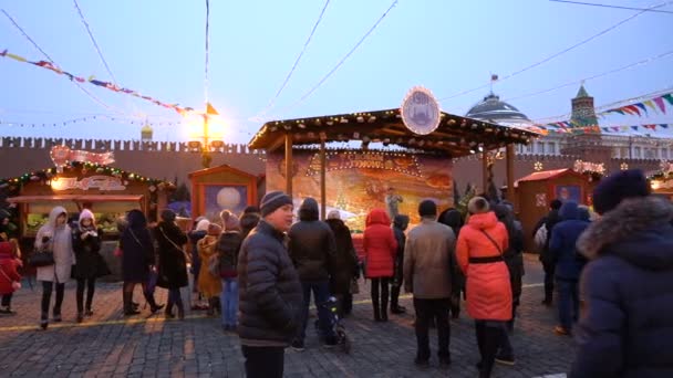 Москва, Россия - 27 января 2018 года: Люди на Рождественской ярмарке на Красной площади — стоковое видео