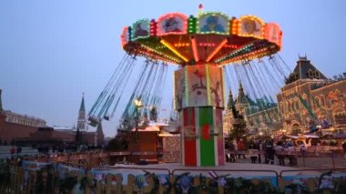 Moskova, Rusya - 27 Ocak 2018: İnsanlar kırmızı kare üzerinde Noel pazarında