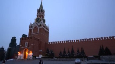 Moskova, Rusya - 27 Ocak 2018: insanlar bir serin kış akşamı Kızıl Meydan yürüyüş