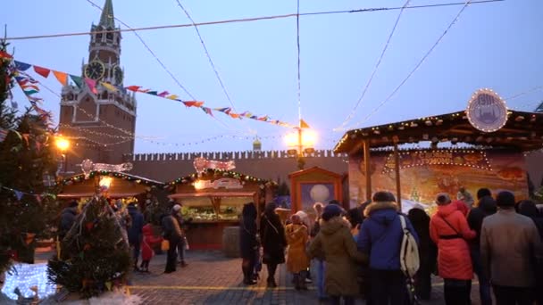 Москва, Россия - 27 января 2018 года: Люди на Рождественской ярмарке на Красной площади — стоковое видео