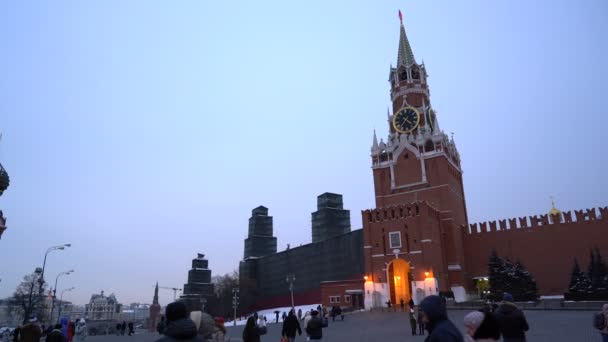Moskwa, Rusia - 27 Januari 2018: orang-orang berjalan di sekitar Lapangan Merah pada malam musim dingin yang sejuk — Stok Video
