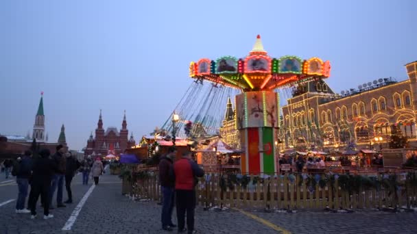 Moskova, Rusya - 27 Ocak 2018: İnsanlar kırmızı kare üzerinde Noel pazarında — Stok video