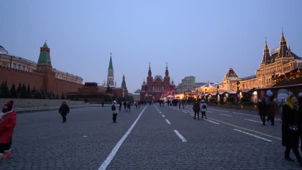 Mosca, Russia - 27 gennaio 2018: le persone passeggiano per la Piazza Rossa in una fresca serata invernale — Video Stock