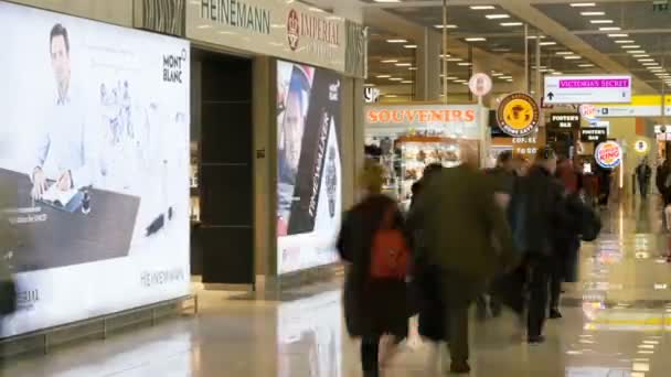 Moskau, Russland - 27. Januar 2018: Menschen im Terminal e des internationalen Flughafens Scheremetjewo — Stockvideo