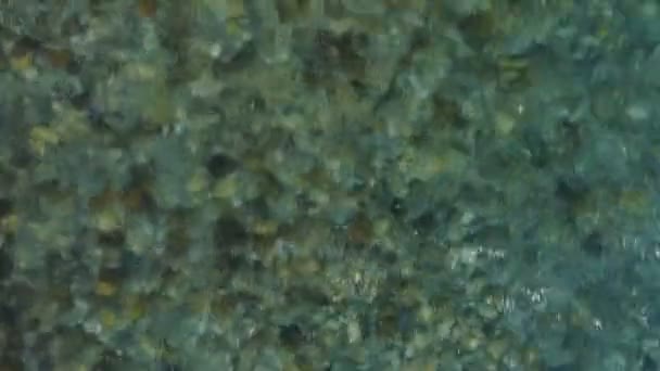 투명 한 물 표면에 플 라 잉 — 비디오