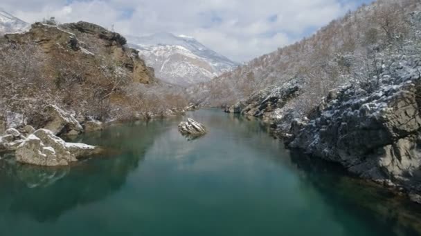 Sobrevoando o transparente rio de montanha de inverno Moraca, Montenegro — Vídeo de Stock