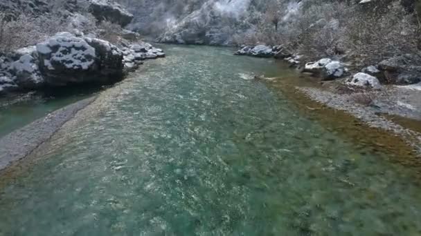 Sorvolando il trasparente fiume di montagna invernale Moraca, Montenegro — Video Stock