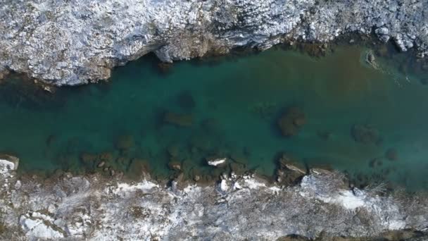 Sobrevoando o transparente rio de montanha de inverno Moraca, Montenegro — Vídeo de Stock