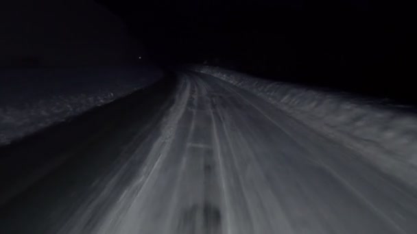 Camino de invierno con nieve. Punto de vista en primera persona mirando a través del parabrisas del conductor. — Vídeos de Stock