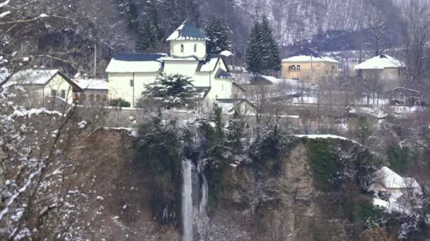 Монастир Moraca з водоспадом — стокове відео