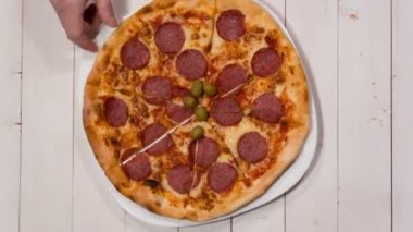 Pizza keser alarak eller