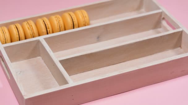 Macarons erscheinen in der Schachtel — Stockvideo