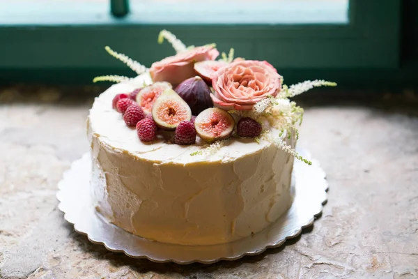 Homemade wedding cake decorated with flowers and fruits — Stock Photo, Image