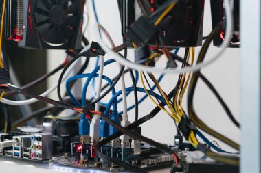 ekran kartı, anakart ve sabit disk cryptocurrency araştırma içeriği için raf açın