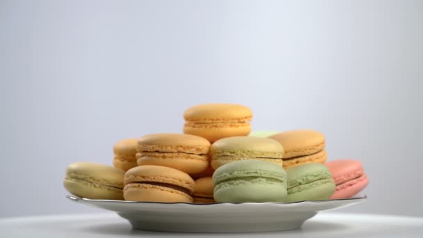 Színes francia macarons, ínyenc, desszert — Stock videók