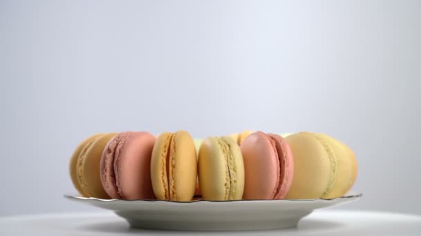 Kleurrijke Franse macarons, gastronomische dessert — Stockvideo